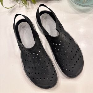 Men’s Crocs Clogs
Size: 9
Black